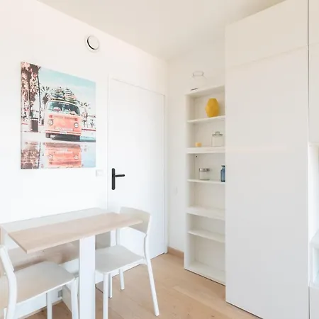 Studio Moderne Face A La Apartment