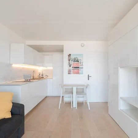 Studio Moderne Face A La *